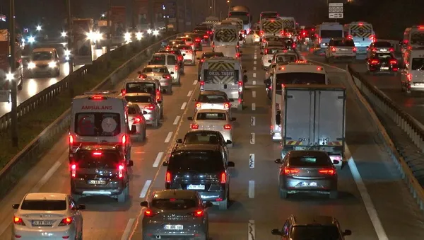 İstanbul'da yeni hafta trafikle başladı! Vatandaş yolda kaldı - 5