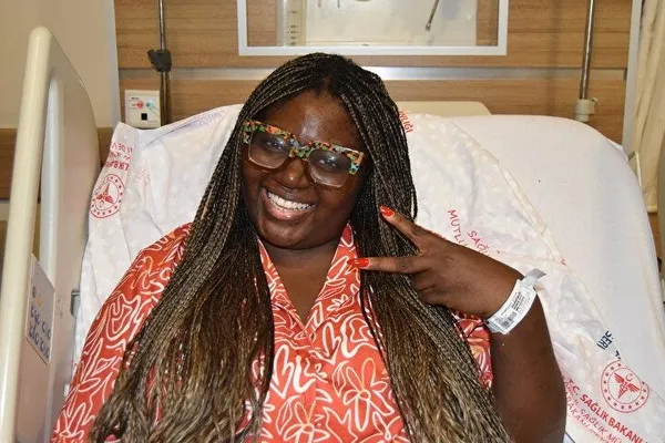 ABD’li hemşire Kelly Damian ameliyat için Kars’a geldi