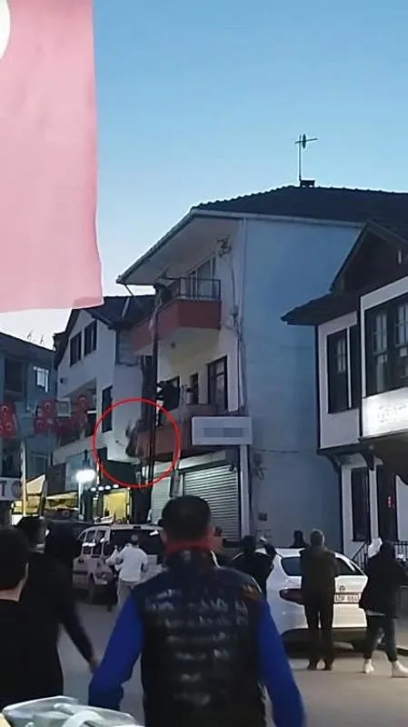 korku-dolu-anlar-2nci-kattan-dusen-down-sendromlu-zeynepi-havada-yakaladi-1708894744648.jpeg Korku dolu anlar! 2'nci kattan düşen down sendromlu Zeynep'i havada yakaladı - 3