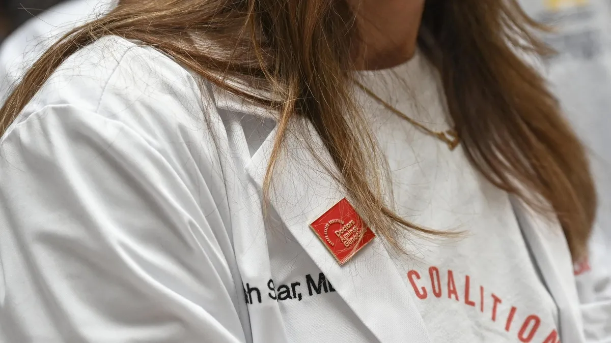 ABD'de binlerce çalışan işten çıkarıldı! HHS ana binası önünde protesto