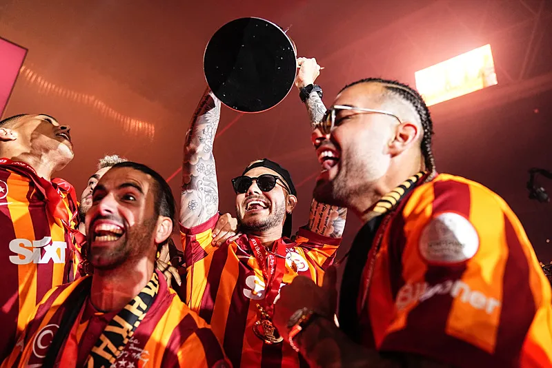 Süper Lig şampiyonu Galatasaray'dan üç kupalı kutlama! İşte zaferin fotoğrafları...