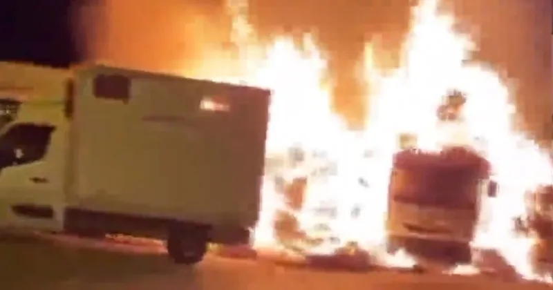 Son dakika! Veliefendi Hipodromu'nun yakınında yangın: Çok sayıda araç küle döndü