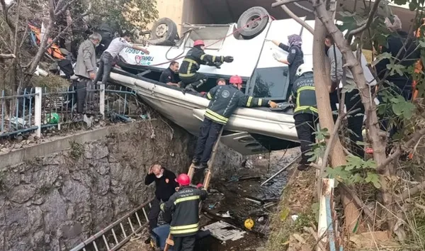 kocaelinde-5-kisinin-oldugu-okul-servisi-kazasinda-yeni-gelisme-mudur-aciga-alindi-1637227219189.jpg Kocaeli’nde 5 kişinin öldüğü okul servisi kazasında yeni gelişme: Müdür açığa alındı - 1