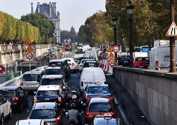 Fransa'da protestolar Paris trafiğini felç etti