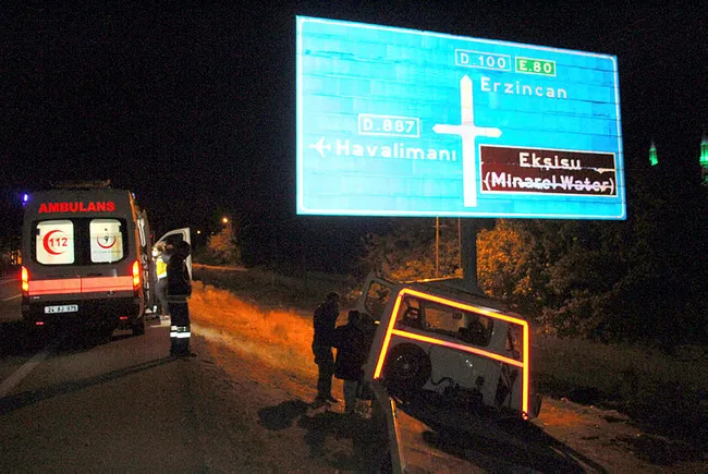 Erzincan’da feci kaza! Araç, şarampoldeki trafik levhasına saplandı - 3