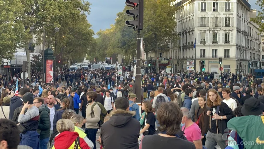 Fransa’da 140 bin kişilik gösteri! Hayat pahalı! “MACRON = PİNOKYO” 23