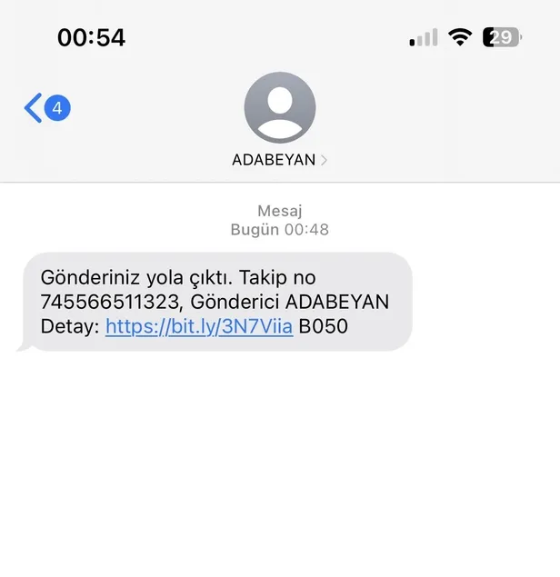sms-kargo-dolandiriciligi-nedir-gelen-linke-tiklarsan-ne-olur-telefona-gelen-b050-sms-kodu-ne-anlama-geliyor-1701321894820.jpg