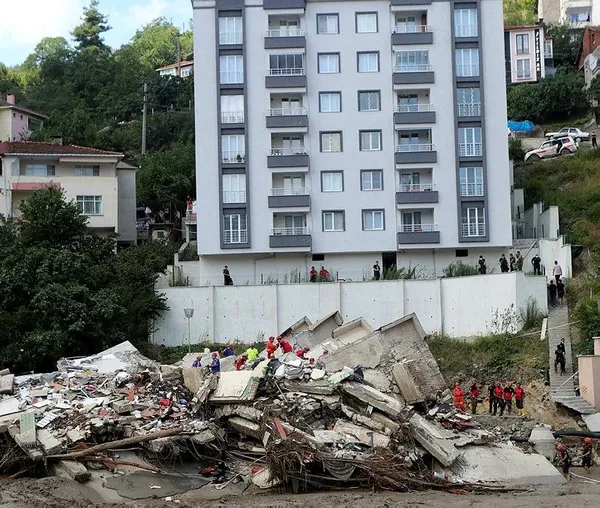 Bozkurt’ta Jandarma ve AFAD ekiplerinin çalışmaları devam ediyor! Ölçer Apartmanı’nın enkazında bekleyiş sürüyor