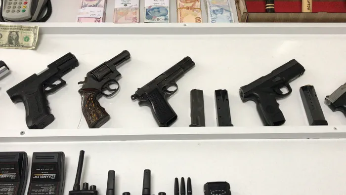 Adana merkezli 4 ilde Şirinler çetesine baskın: Çelik kafeste hapsettikleri 2 kişiyi polis kurtardı - 3