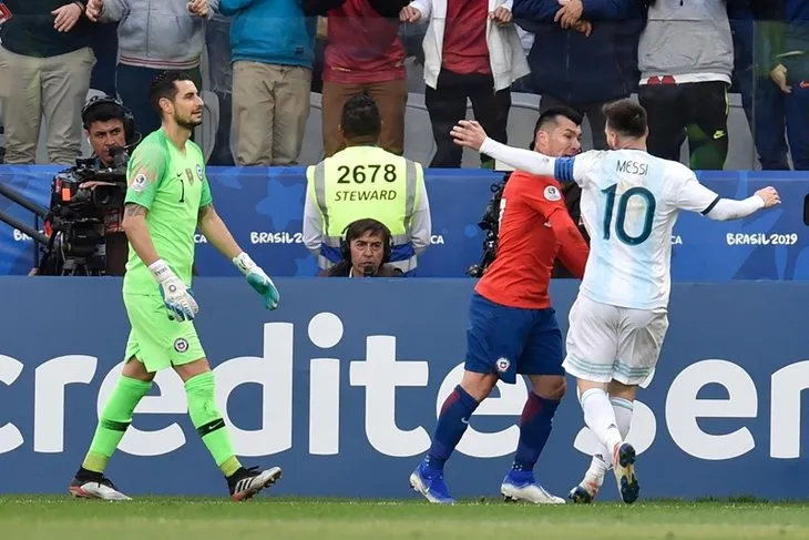 Medel ile Messi fena kapıştı! Kırmızı kartlar havada uçuştu