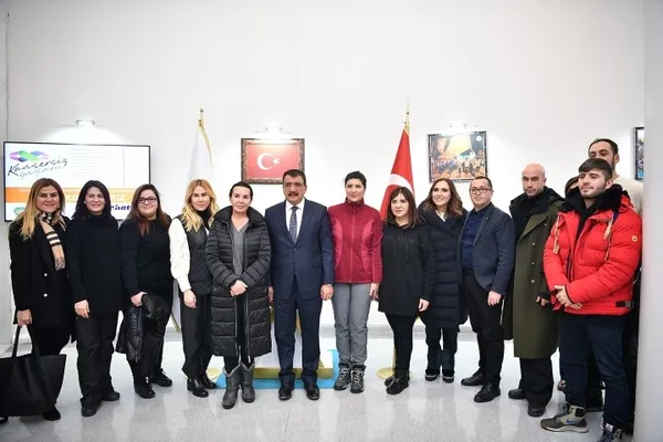 Yeşilçam'ın ünlü ismi Perihan Savaş deprem bölgesini ziyaret etti - 2