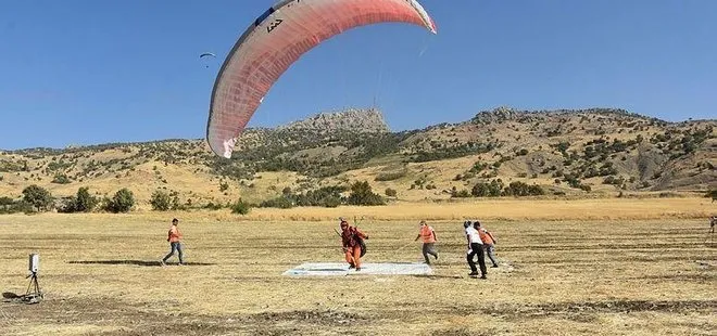 Terörden temizlenen dağlarda yamaç paraşütü
