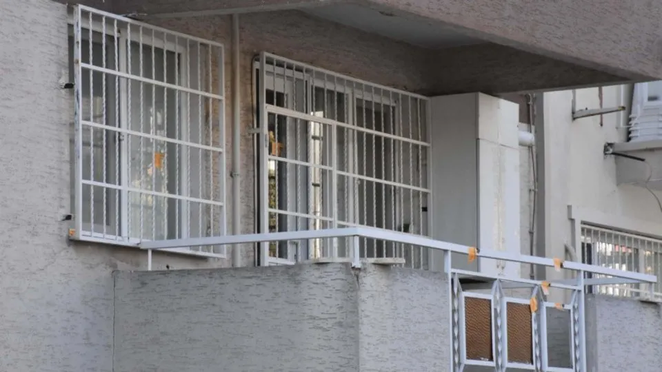 Kanser tedavisi gören öğretim üyesi ailesini katlettikten sonra intihar etti