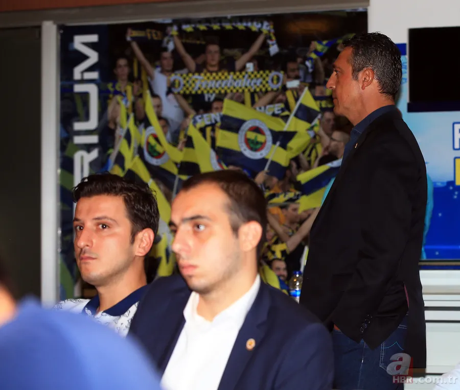 İmza töreninde Fenerbahçe Kulübü Başkanı Ali Koç ayrıntısı: Düşünceli... 6