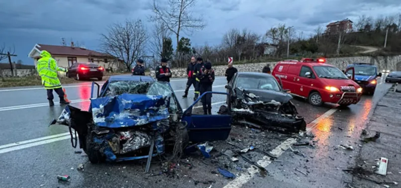 Düzce Akçakoca'da feci kaza! Kafa kafaya çarpışma anı kamerada: 2 ölü, 1 yaralı