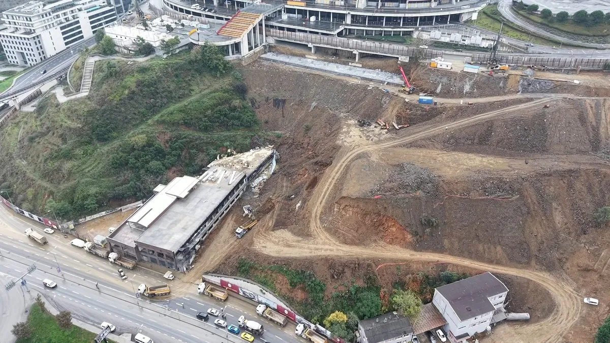 Kağıthane’de selde kayan toprak kaldırılıyor! - 2