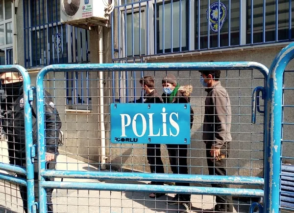 corluda-duzensiz-goc-ile-mucadele-operasyonu-30-kacak-gocmen-yakalandi-1648297753460.jpg Çorlu’da düzensiz göç ile mücadele operasyonu: 30 kaçak göçmen yakalandı - 1