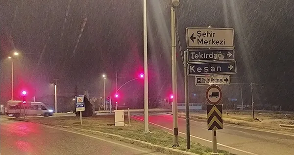 İstanbul'da kar yağışı başladı! Bir anda bastırdı! Meteoroloji'den üst üste yeni uyarılar... İşte 5 günlük hava durumu - 3