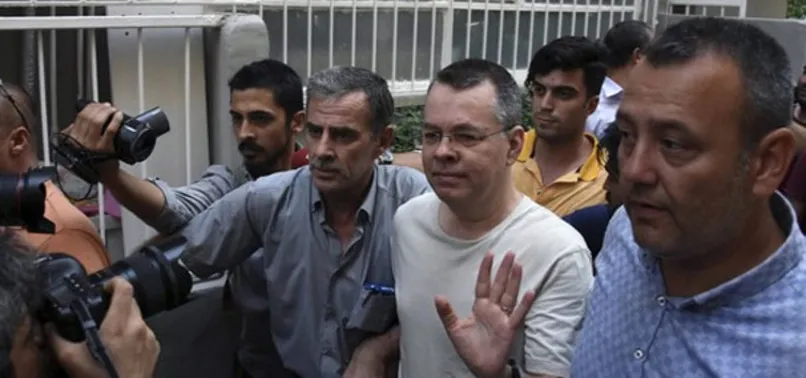 ABD'li rahip Brunson'ın kelepçesi çıkarıldı