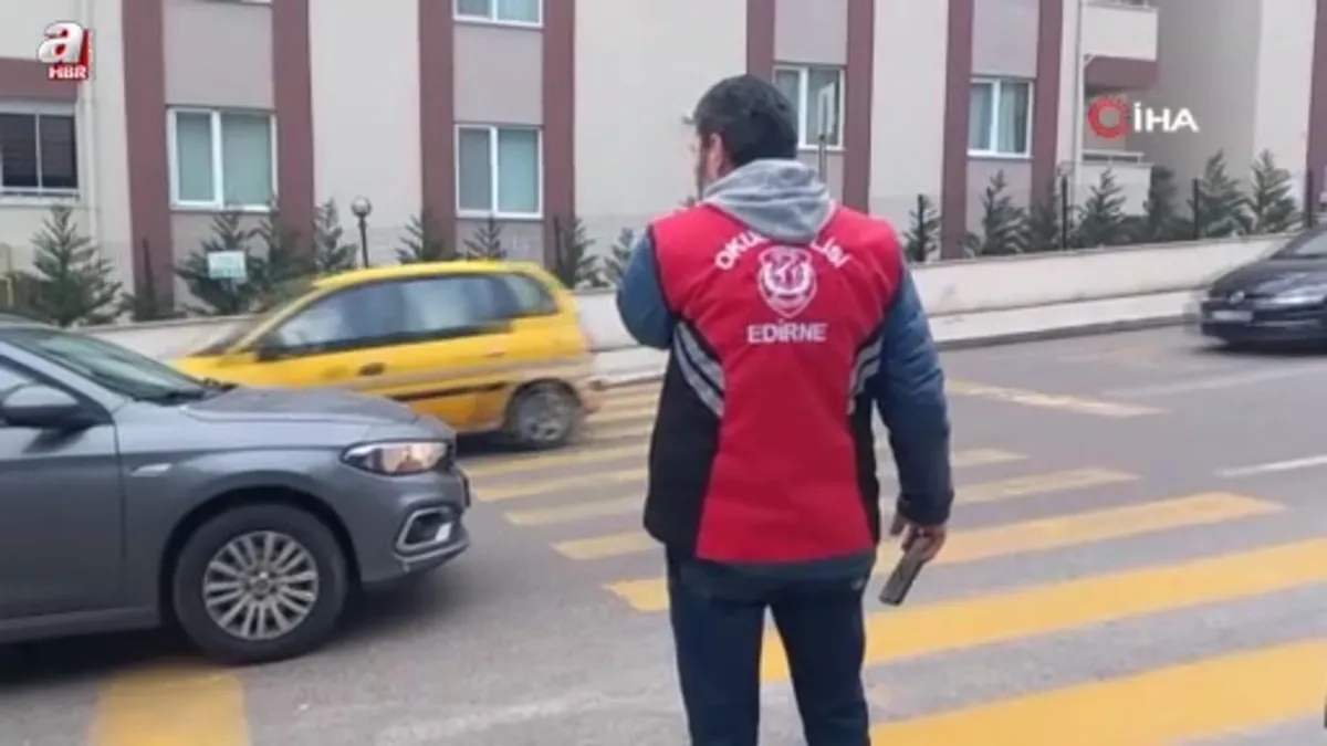 Edirne'de "okul polisi" öğrencilere güven verirken yayalara yol vermeyen araçları da tespit etti