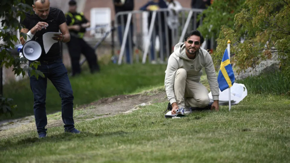 İsveç'te Kur'an-ı Kerim'e bir alçak saldırı daha! İslam dünyası ayakta! İsveç basını yapılan saldırı karşısında şaşkın