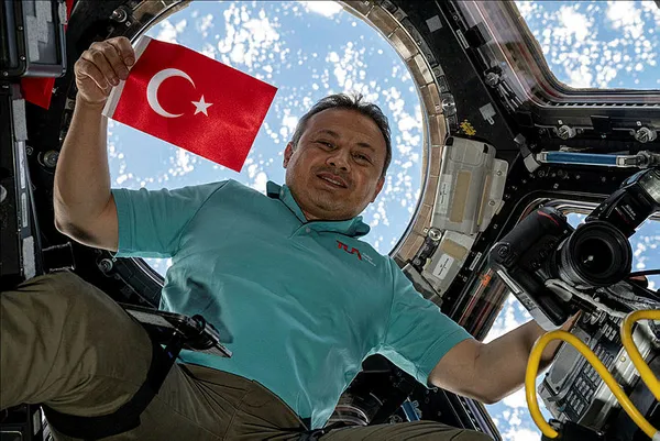 1706855170128.jpg Türkiye'nin ilk astronotu Alper Gezeravcı uzaydan döneceği saat belli oldu! Yolculuk ne zaman başlayacak? Nereye inecek? - 9
