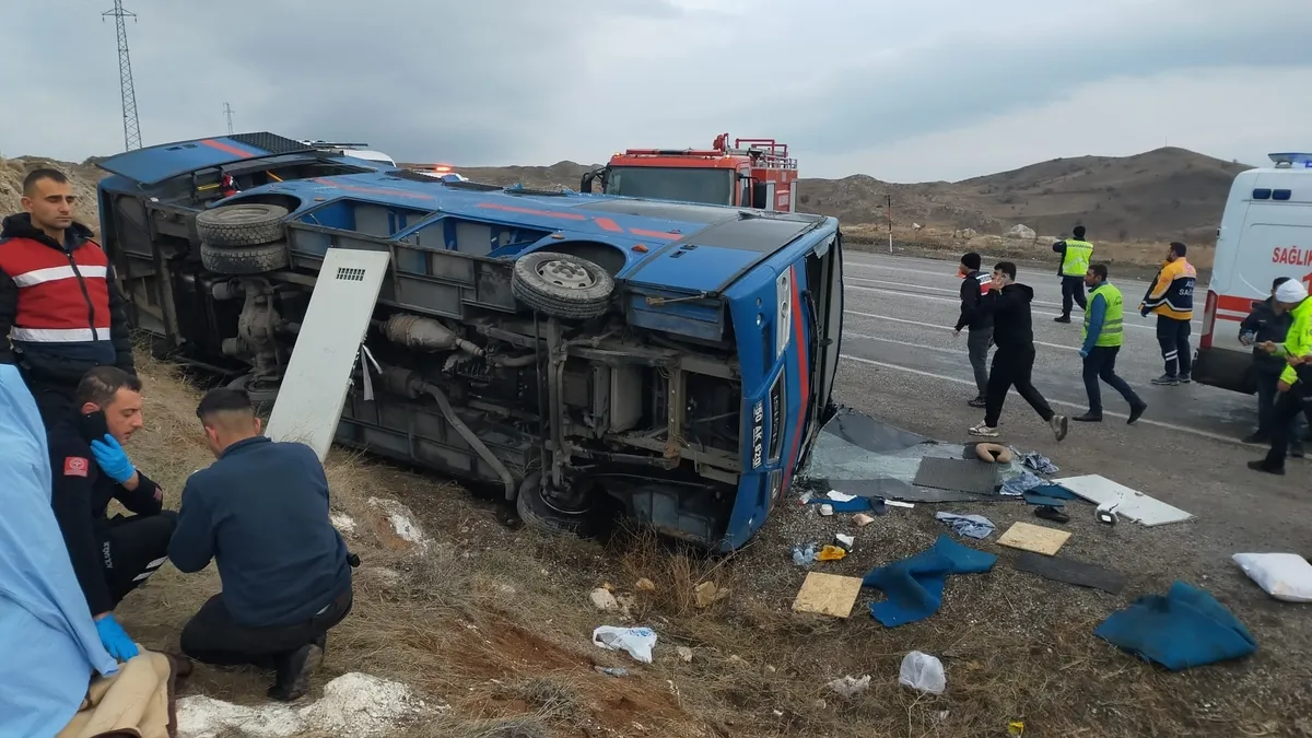 Sivas'ta korkutan kaza! Cezaevi nakil aracı devrildi: 9 yaralı