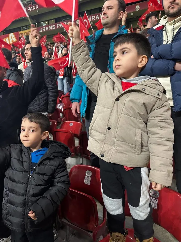 turkiye-avantaji-kapti-a-millilerimiz-macaristani-maglup-etti-1742499466756.jpg Tribünden bir kare | Fotoğraf-ahaber.com.tr