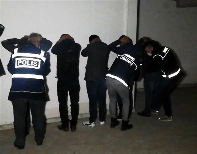 Osmaniye’de kumar baskınında çatıdan kaçmaya çalışanlar böyle görüntülendi - 1