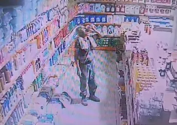 Adana'da bir garip hırsızlık! Duvarını kırıp soyduğu markette en ucuz meyve suyunu içip dinlendi