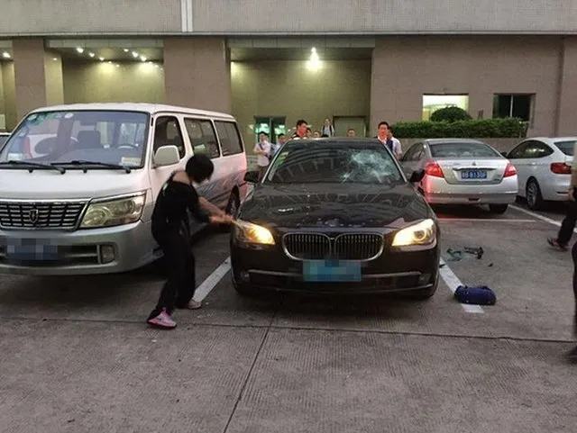Genç kadın park halindeki arabayı parçalamaya başladı! Sebebini öğrenenler şaştı kaldı