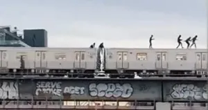 Tren üstünde tehlikeli dans