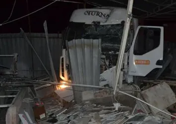 Bursa'da işçi servisine TIR çarptı!