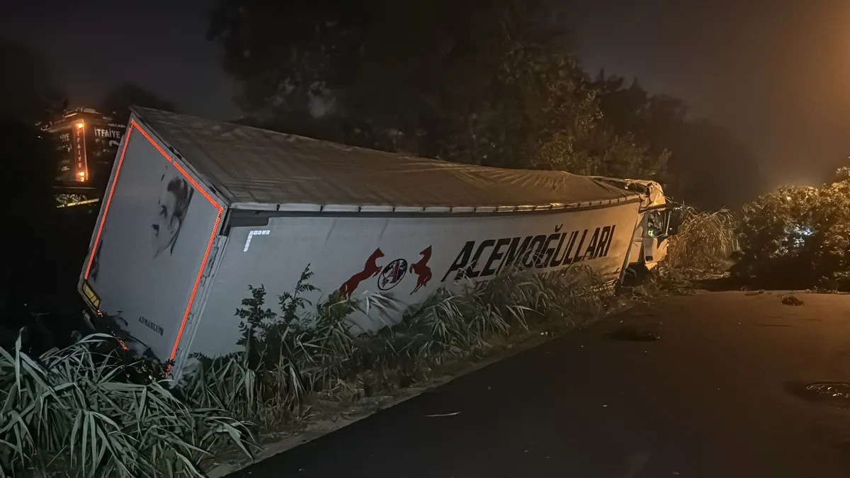 Anadolu Otoyolu'nda arızalanan otomobile tır çarptı: 7 yaşındaki çocuk hayatını kaybetti