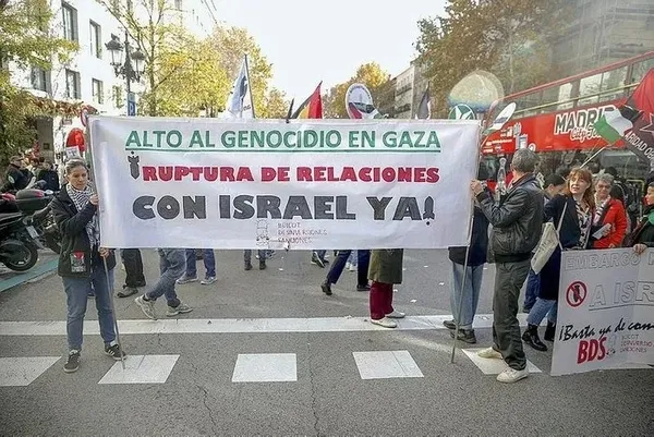 1701529773657.jpeg Yasaklara rağmen AB Gazze için tek ses: Fransa’da ve İspanya'da Filistin'e destek gösterisi düzenlendi! Katil İsrail sesleri… - 3