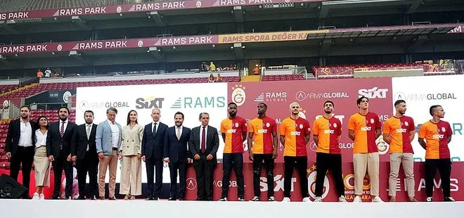 Galatasaray’da yıldızlar geçidi! İmza töreninde taraftarlar stadyumu doldurdu