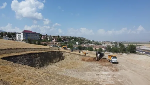 1685516305617.jpg Hatay Kırıkhan'a kalıcı konutlar için ilk kazma vuruldu: 11 ay içinde teslim - 1