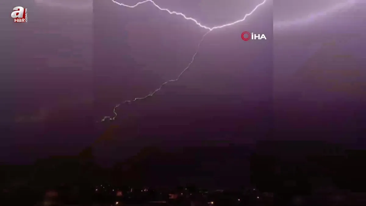 Siirt’te şimşekler geceyi gündüze çevirdi