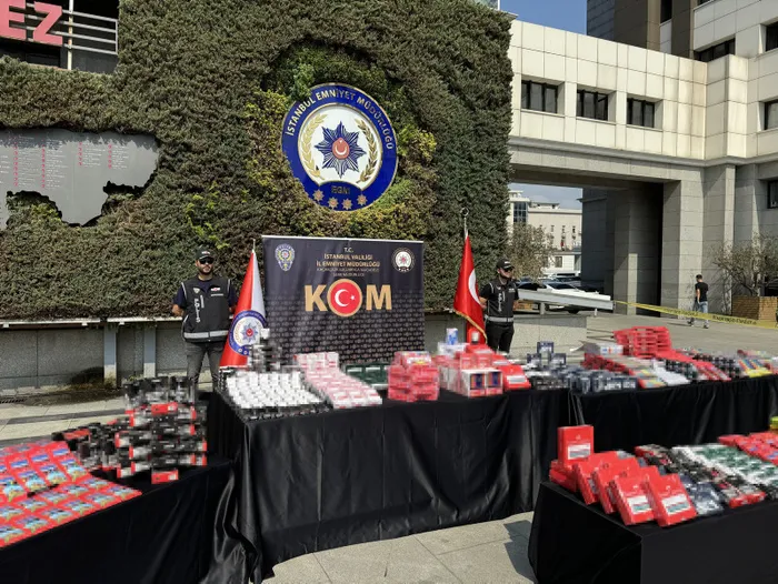 1-milyon-kacak-kirtasiye-malzemesi-ele-gecirildi-piyasa-degeri-40-milyon-lira-1724923879574.jpg 1 milyon kaçak kırtasiye malzemesi ele geçirildi! Piyasa değeri 40 milyon lira - 2