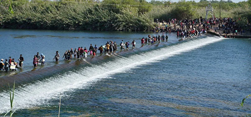 Kolombiya'dan ABD'ye gitmek isteyen 10 bini aşkın göçmen sınıra yığıldı