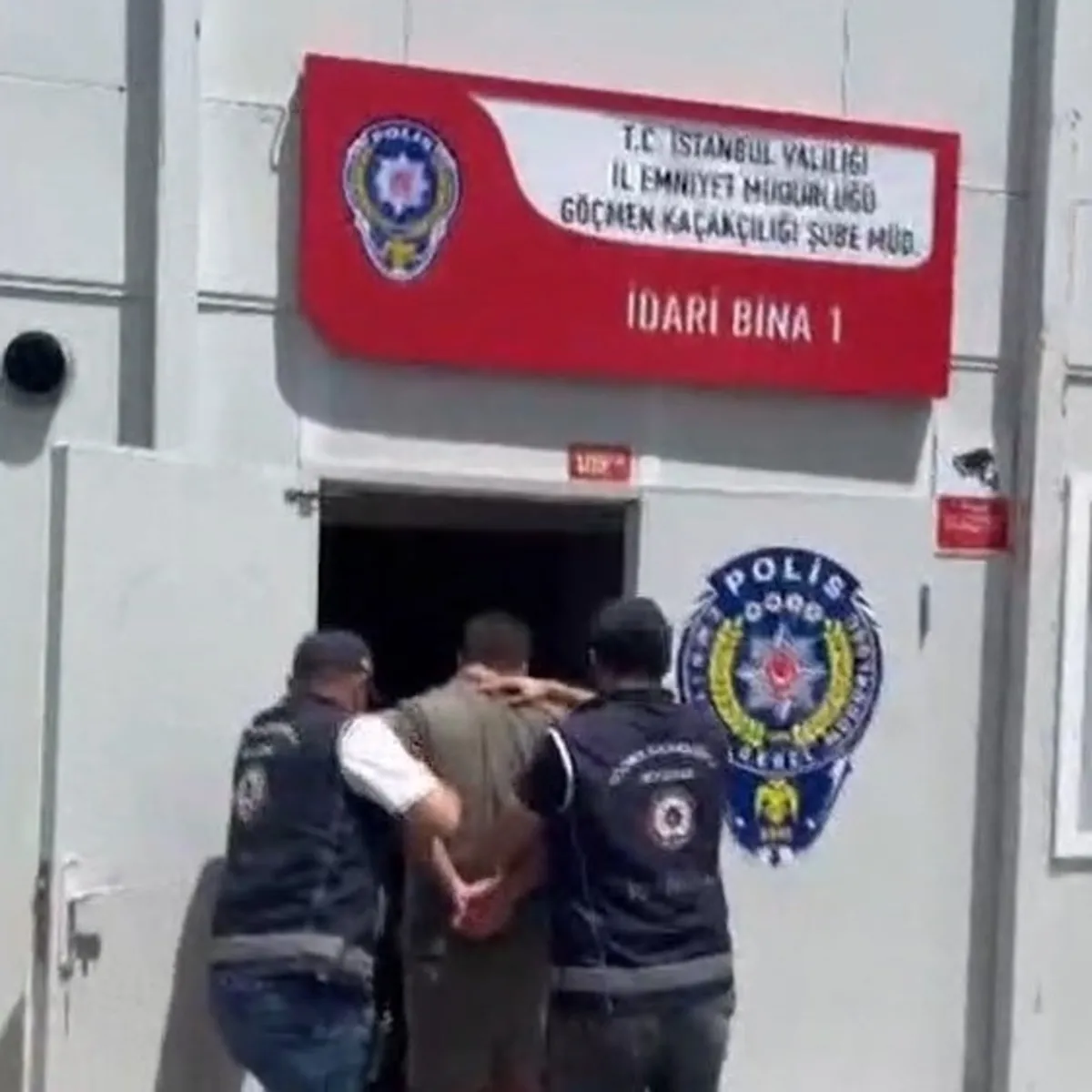 Interpol tarafından aranan şahıs İstanbul Havalimanı'nda yakalandı