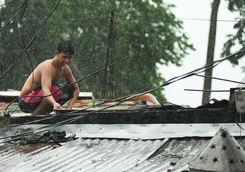 Filipinler'de Haima tayfunu hayatı felç etti: 5 ölü