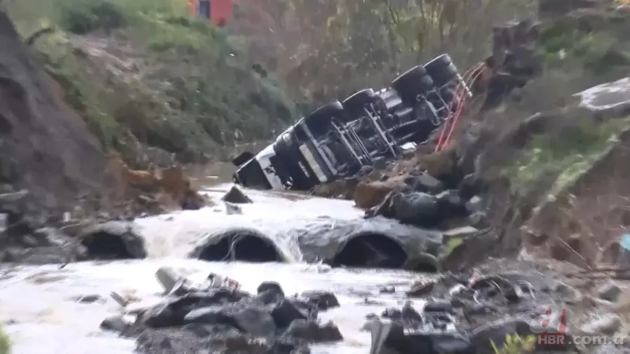 Sağanak yağış sonrası İstanbul'da felaket! Yol çöktü iki araç dereye uçtu 8