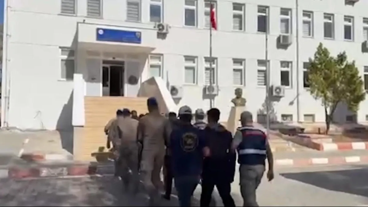 Milyonluk vurgun yapan çeteye darbe! Kendini kamu görevlisi gibi tanıtarak dolandırdılar: 5 kişi tutuklandı
