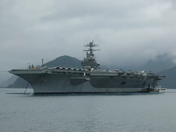 ABD'nin USS Roosevelt uçak gemisinde şok! Denize düştü... - 1