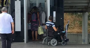 Metrobüs durağında engelliye asansör ayıbı