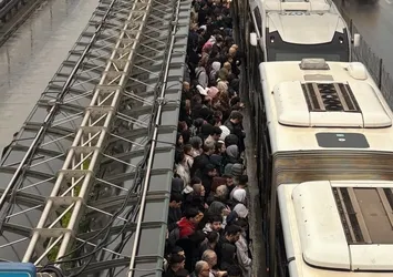 İstanbul’da metrobüs çilesi