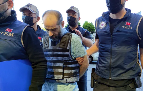 yakalanan-deasli-elebasi-abu-zeyd-tutuklanma-talebiyle-hakimlige-sevk-edildi-1662735251408.jpg Yakalanan DEAŞ'lı elebaşı Abu Zeyd tutuklandı! Mahkemeden karar çıktı - 2