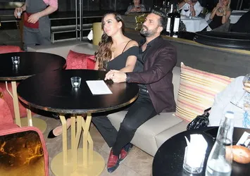 Oryantal Asena ile evli sevgilisi el ele