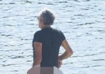 Sinan Çetin Bodrum'da çırılçıplak gezdi